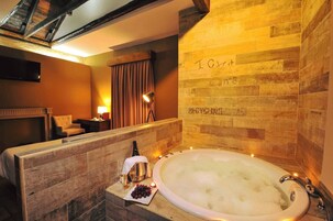 Suite, Hot Tub, Garden View (El descanso) | Minibar, in-room safe, desk, blackout drapes