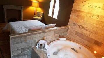 Suite, Hot Tub, Garden View (El descanso) | Jetted bathtub
