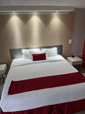 Desk, laptop workspace, iron/ironing board, cots/infant beds - Travelodge by Wyndham Orlando / Heart of International Drive (Orlando)