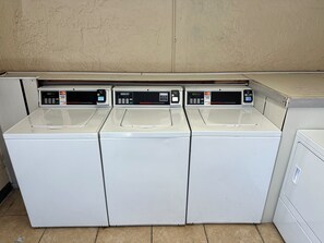 Laundry room - Travelodge by Wyndham Orlando / Heart of International Drive (Orlando)