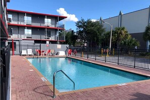 Outdoor pool - Travelodge by Wyndham Orlando / Heart of International Drive (Orlando)