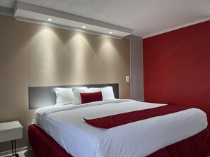 Desk, laptop workspace, iron/ironing board, cots/infant beds - Travelodge by Wyndham Orlando / Heart of International Drive (Orlando)