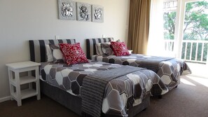 Coffres-forts dans les chambres, bureau, fer et planche à repasser