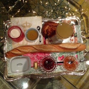 A tray with a baguette, two bowls of soup, a piece of meat, and two small containers of jam. - Le 61 Berthier (Paris)