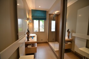 豪華套房, 1 間臥室, 花園景觀 (Jardin de Rochegrosse) | 浴室 | 名牌盥洗用品、毛巾