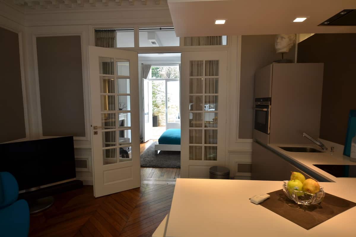 Deluxe Suite, 1 Bedroom, Garden View (Jardin de Rochegrosse) | Private kitchen