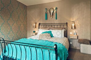 Individually decorated, individually furnished, desk, blackout drapes - Kathome (Bondues)