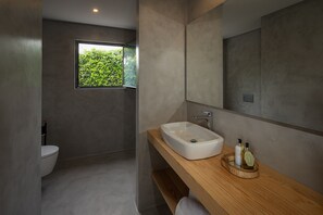 Villa - udsigt til have | Badeværelse | Gratis toiletartikler, håndklæder