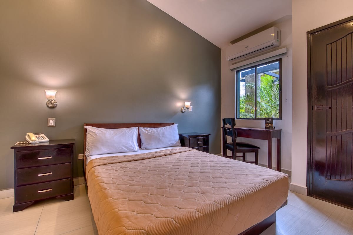 Standard Room, 1 Queen Bed | Desk, iron/ironing board, free WiFi, bed sheets