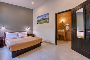 Chambre Confort, 1 grand lit | Bureau, fer et planche à repasser, Wi-Fi gratuit, draps fournis