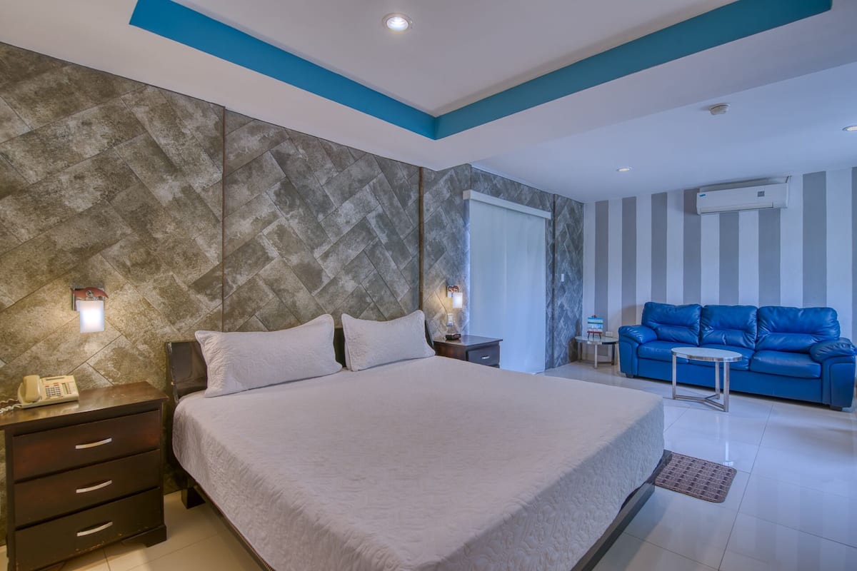 Junior Room, 1 King Bed | Desk, iron/ironing board, free WiFi, bed sheets