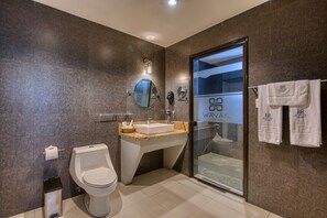 Junior Room, 1 King Bed | Bathroom | Shower, free toiletries, hair dryer, bathrobes - Wayak Hotel & Suites (Managua)