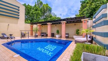 Una piscina al aire libre