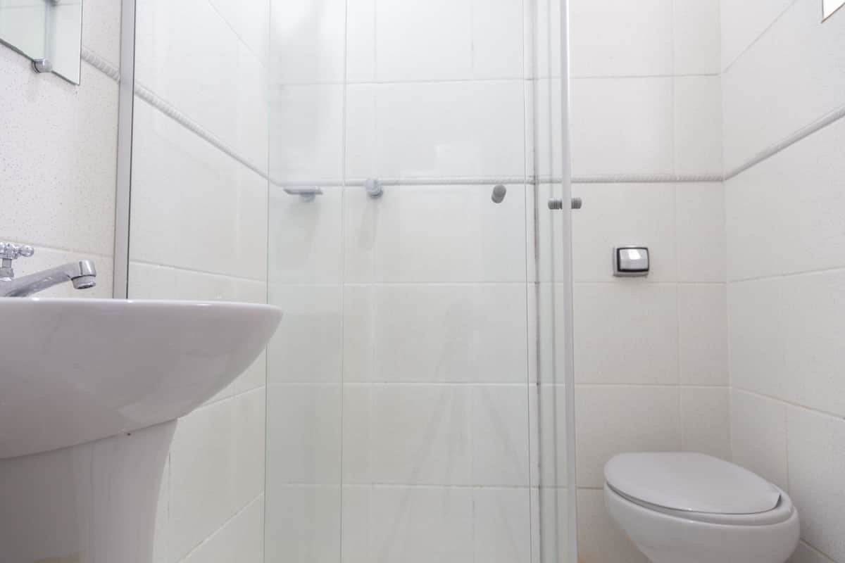 Family Room | Bathroom | Shower, free toiletries, towels, soap
