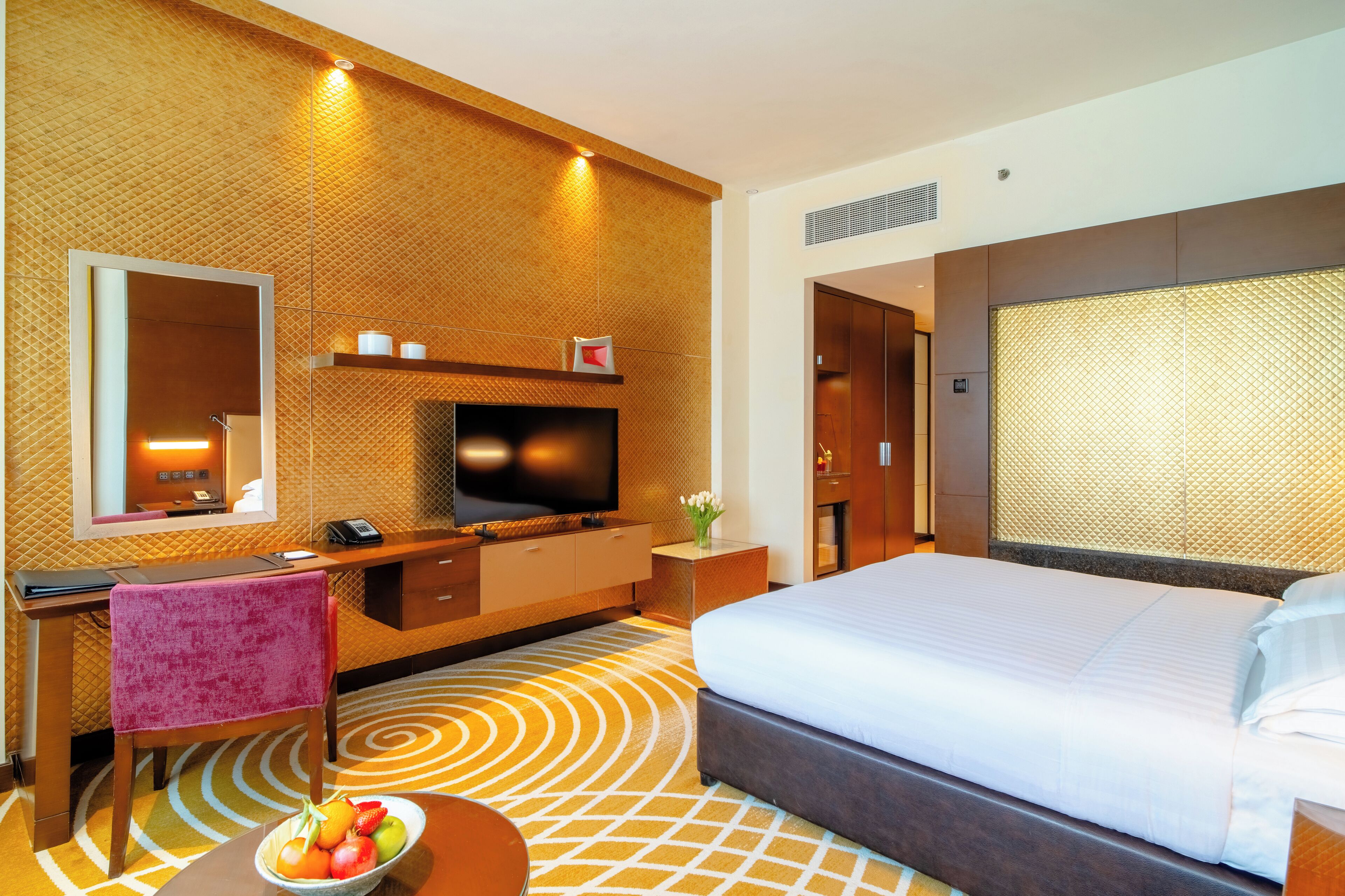 superior room, 1 king bed | 1 bedroom, minibar, in-room safe, desk