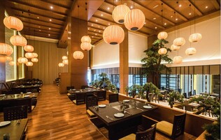 6 间餐厅，供应早餐、午餐和晚餐，韩国菜