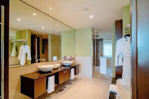 Executive-Suite | Badezimmer | Badewanne und Dusche (separat), Regendusche, kostenlose Toilettenartikel