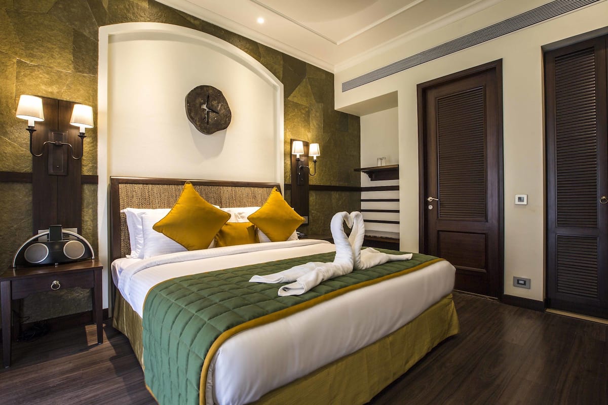 Phòng Suite dành cho gia đình, 1 giường cỡ king và sofa giường, không hút thuốc, khu vực vườn | 1 phòng ngủ, bộ đồ giường cao cấp, minibar, két bảo mật tại phòng 