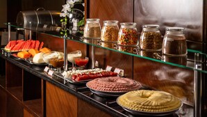 Un bufé con diversos alimentos y acompañamientos.