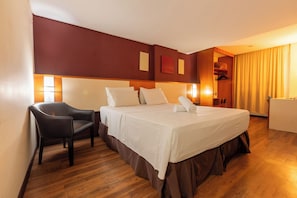 Minibar, decoración personalizada, muebles diferentes y escritorio