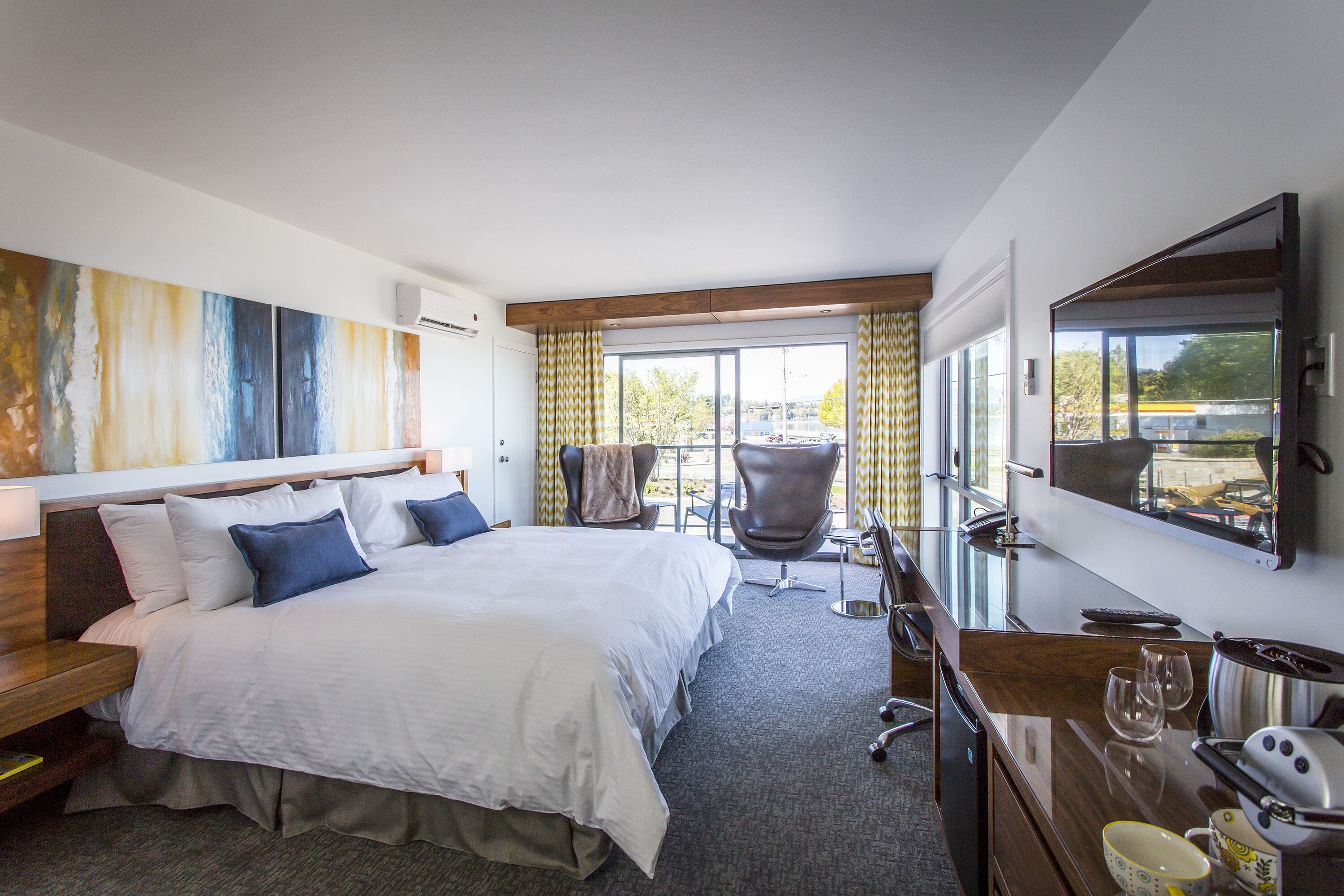 全景客房, 1 张特大床, 阳台, 海洋景观 | 高档床上用品、迷你吧、办公桌、遮光窗帘