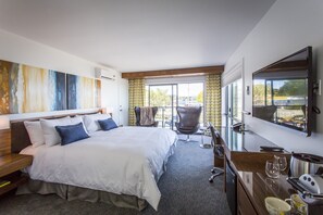 Chambre panoramique, 1 très grand lit, balcon, vue sur l’océan | Literie de qualité, minibar, bureau, rideaux d’obscurcissement