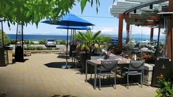 Lunch, dinner, brunch served; ocean views