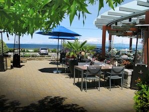 Lunch, dinner, brunch served; ocean views