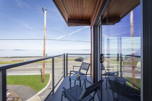Panorama-Zimmer, 1 King-Bett, Balkon, Meerblick | Terrasse/Patio