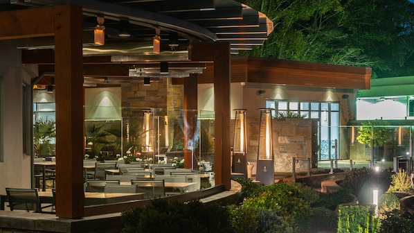 Terrace/patio - Qualicum Beach Inn (Qualicum Beach)