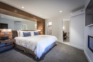 Signature-Suite, 2 Schlafzimmer, 2 Bäder, Meerblick | Hochwertige Bettwaren, Minibar, Schreibtisch, Verdunkelungsvorhänge
