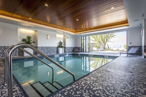 Indoor pool - Qualicum Beach Inn (Qualicum Beach)
