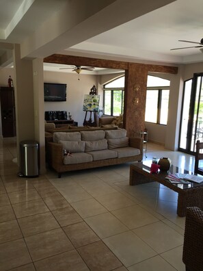 Desk, free WiFi, bed sheets - Costa Del Sol (Tárcoles)