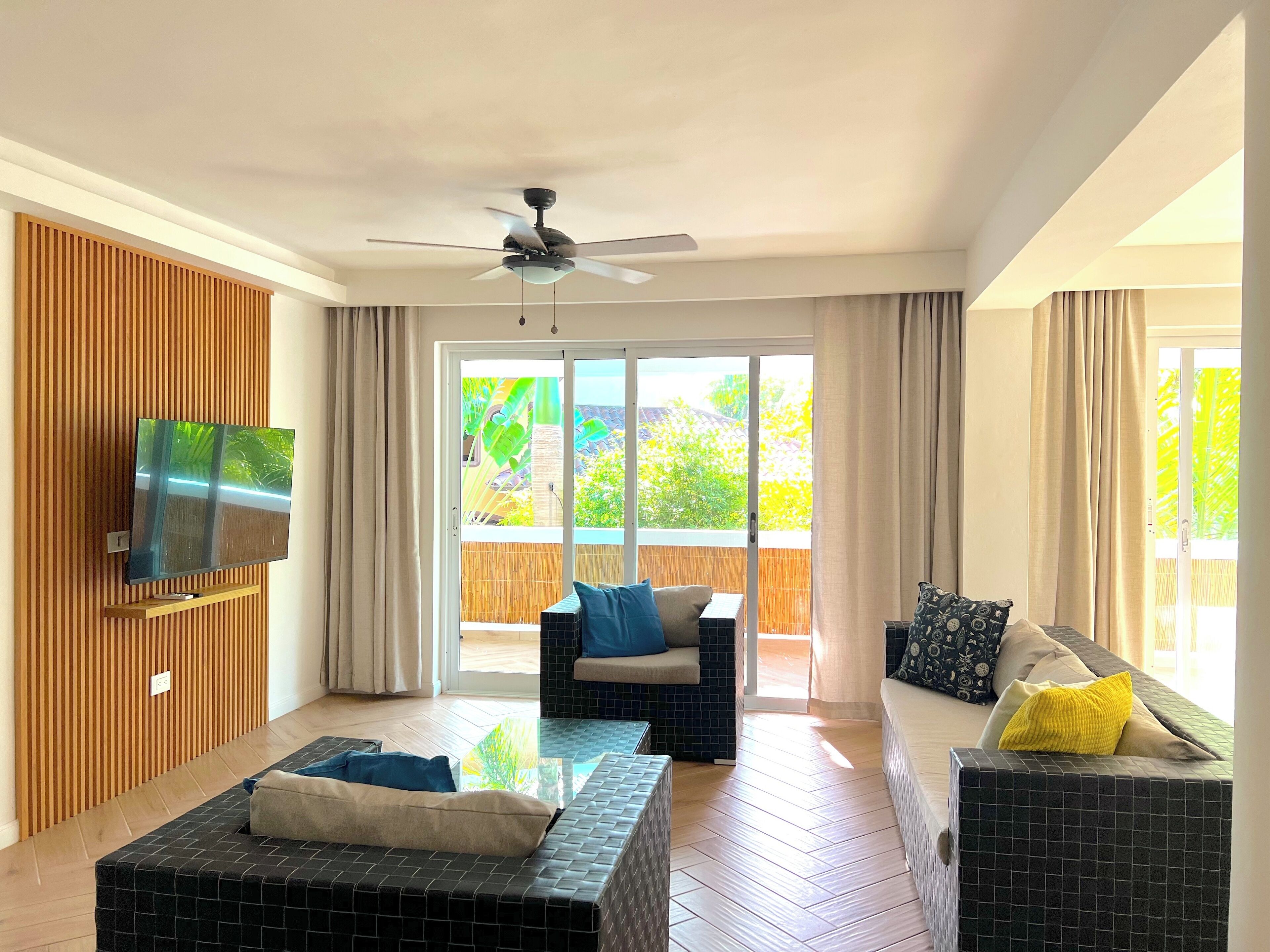 Căn hộ Superior, 2 phòng ngủ, quang cảnh hồ bơi | Khu phòng khách | TV màn hình phẳng 