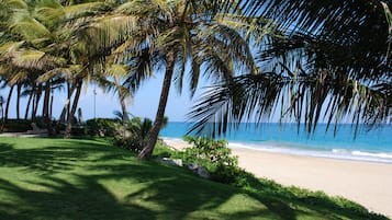 Playa en los alrededores, playa de arena blanca y toallas de playa 