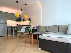 Superior-Apartment, 1 Schlafzimmer, Poolblick | Wohnbereich | Flachbildfernseher