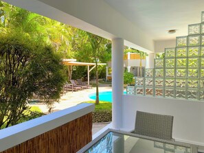 Appartement supérieur, 1 chambre, vue sur la piscine | Balcon