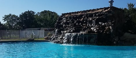 2 kolam renang outdoor dan sebuah infinity pool