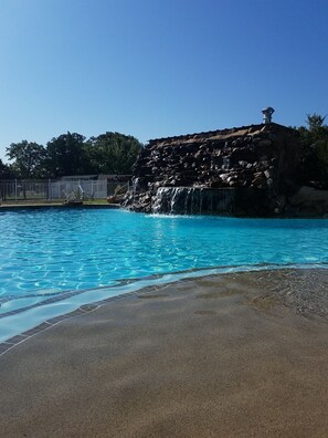 2 座室外游泳池和無邊際游泳池