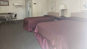 ห้องสแตนดาร์ด (2 Double Beds) | โต๊ะทำงาน, เตียงเสริม/เปล, Wi-Fi ฟรี, ผ้าปูที่นอน