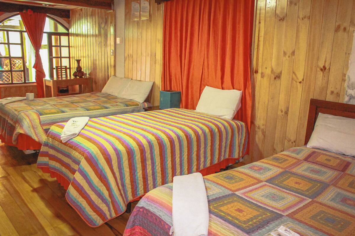 Slaapzaal | 1 slaapkamer, een bureau, gratis wifi