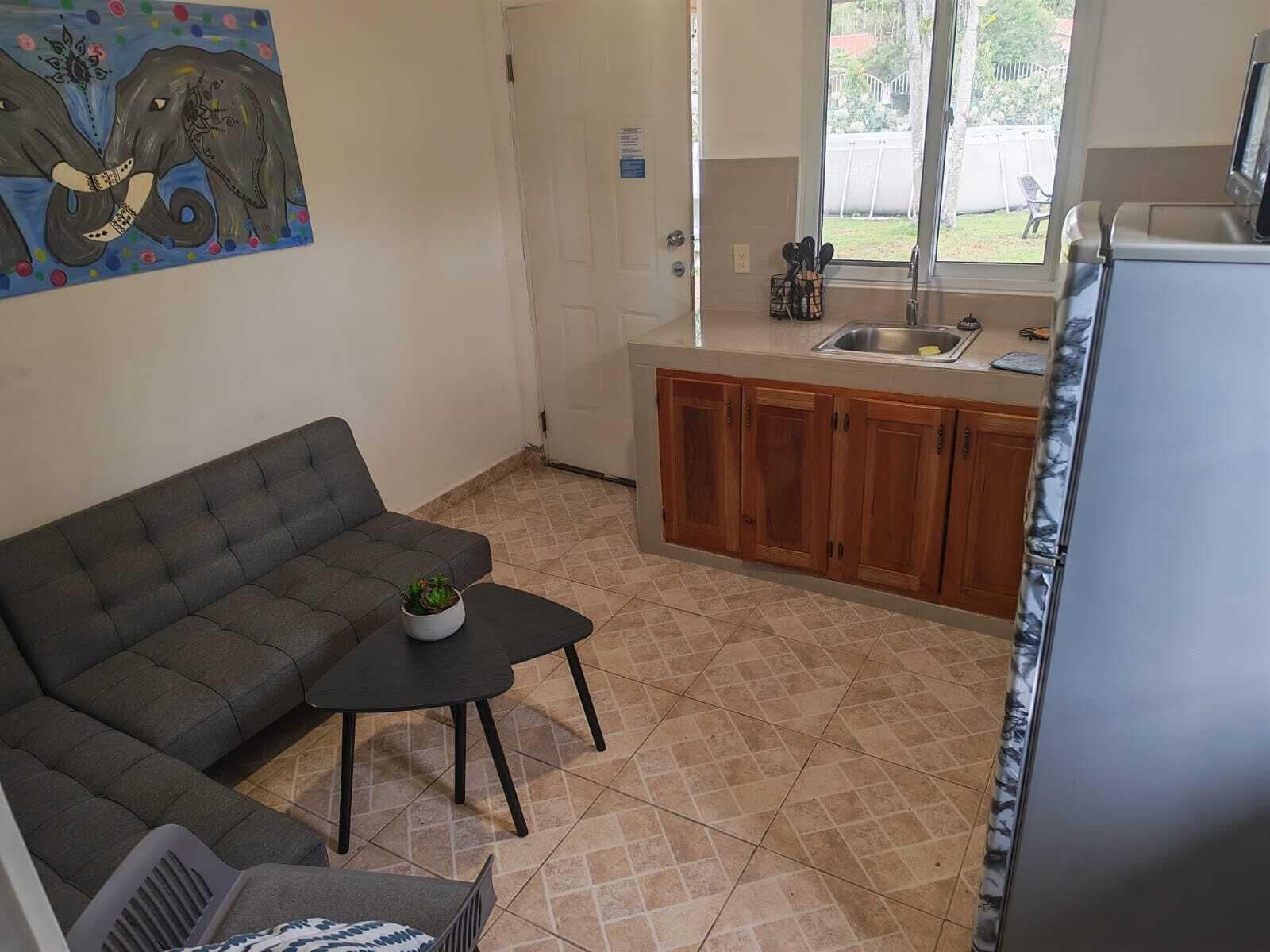 Departamento, vista al jardín, junto a la alberca | Cocina privada | Comedor 