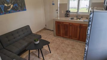 Departamento, vista al jardín, junto a la alberca | Cocina privada | Comedor