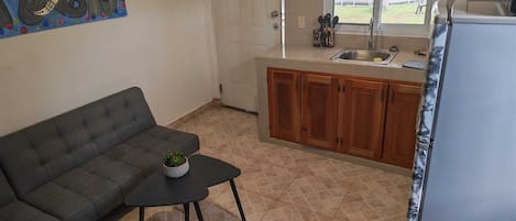 Appartement, vue sur le jardin, au bord de la piscine | Cuisine privée | Table de salle à manger