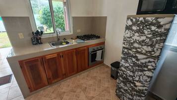 Apartament, vistes al jardí, al costat de la piscina | Cuina privada | Una taula de menjador