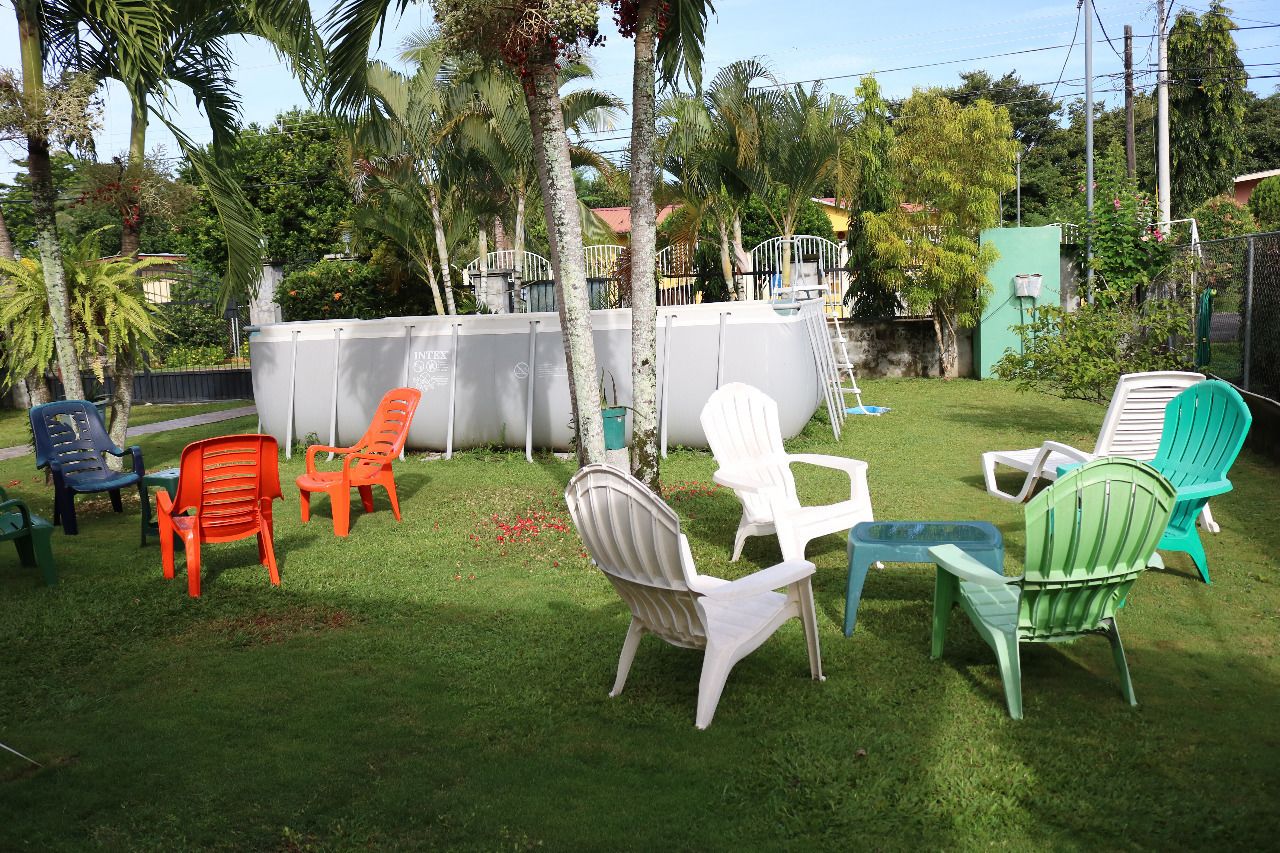 Fyrbäddsrum - utsikt mot trädgården | Pool | Utomhuspool