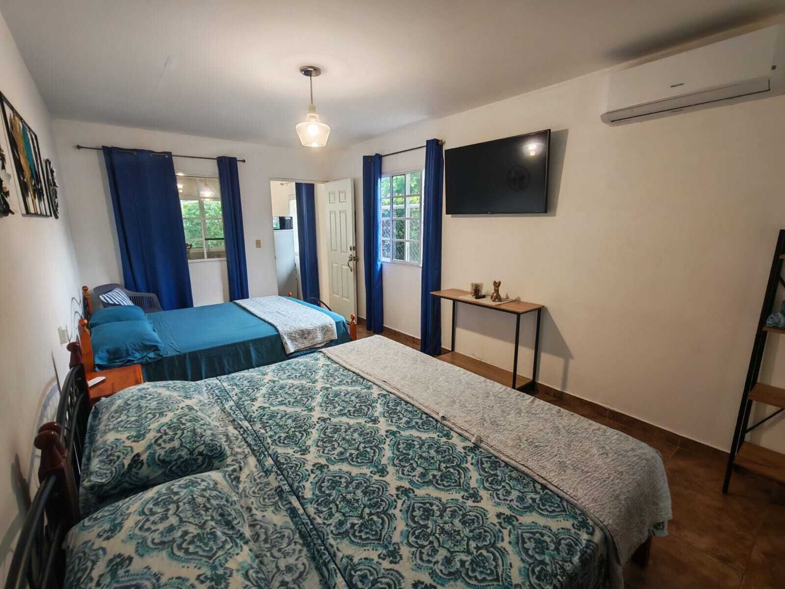 Huoneisto, näköala puutarhaan, uima-altaan luona | Minibaari, työpöytä, pimennysverhot, ilmainen Wi-Fi
