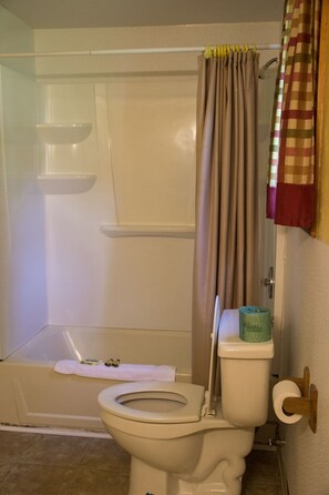 Combined shower/tub, free toiletries, towels - Fran Cove Motel (Lake George)