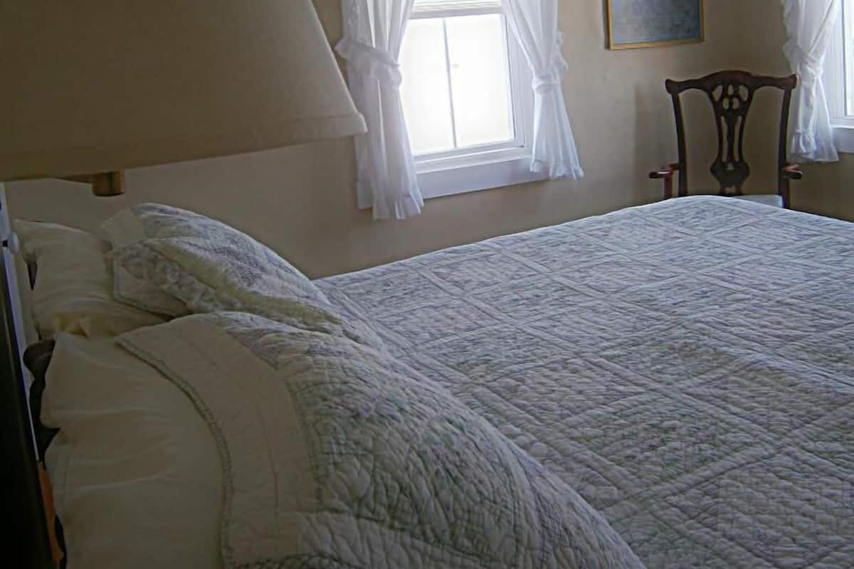 Quarto, 1 cama King, banheiro compartilhado, vista para o oceano | Ferros/tábuas de passar roupa, Wi-Fi de cortesia