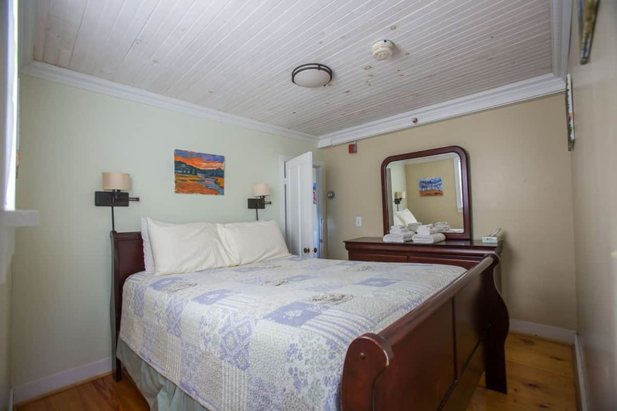 Apartamento, 2 quartos, cozinha, vista para o oceano | Ferros/tábuas de passar roupa, Wi-Fi de cortesia